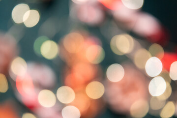 Obraz premium Elegant bokeh on a green background among Christmas decorations. Abstract christmas background with bokeh. Abstract background with bokeh.