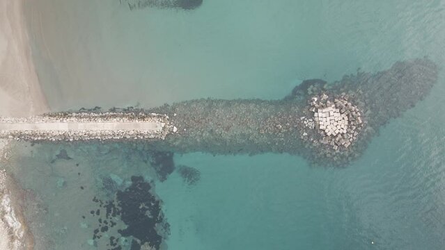Espigon de aguas turquesas en Alicante a vista de drone