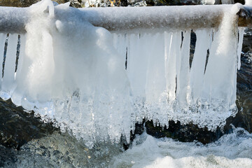 Bizarre Eisformationen am Fluss bei Kälte
