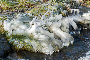 Bizarre Eisformationen am Fluss bei Kälte