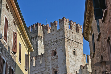 Fototapeta na wymiar Sirmione, il vecchio borgo ed il castello - Brescia, Lombardia
