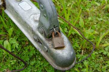 Trailer lock attachment to the vehicle