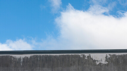 Nubes sobre fachada gris