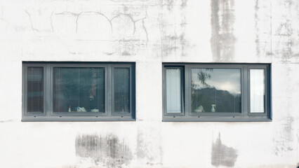 Ventanas en edificio de oficinas con fachada deteriorada