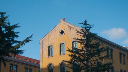 Edificio antiguo amarillo