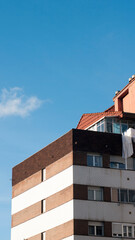 Fototapeta premium Ventanas en edificio a rayas