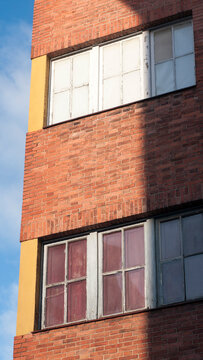 Ventanas en edificio de ladrillo
