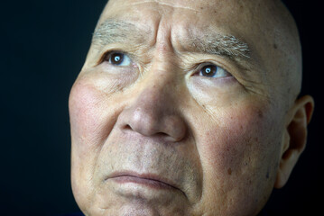 シニアの困った顔クローズアップ