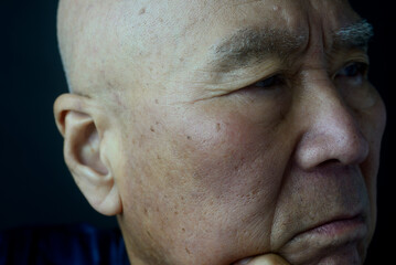 シニアの困った顔クローズアップ