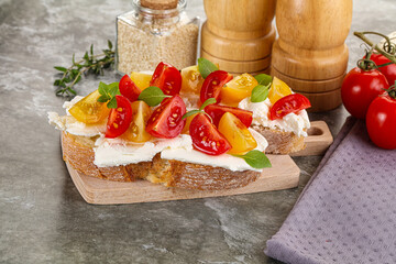 Bruschetta with tomato and cream cheese