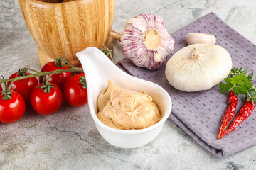 Yellow cream grill sauce for burger