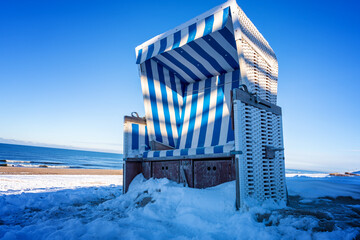 Strandkorb am Strand auf Sylt im Winter im Schnee - obrazy, fototapety, plakaty