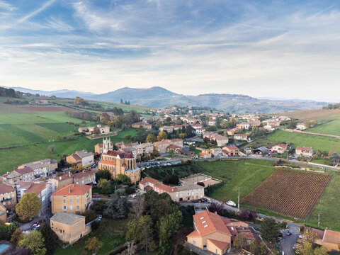 Vue du ciel sur un village en France