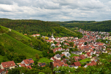 Fototapeta premium Blick auf das Weindorf Ramsthal und seine Weinberge im Abendlicht, Landkreis Bad Kissingen, Franken, Unterfranken, Bayern, Deutschland