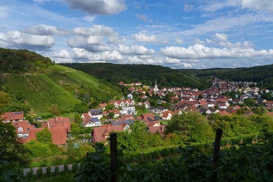 Blick auf das Weindorf Ramsthal und seine Weinberge im Abendlicht, Landkreis Bad Kissingen, Franken, Unterfranken, Bayern, Deutschland