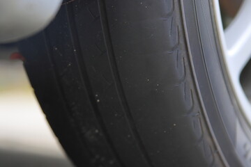摩耗しているタイヤ