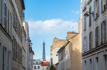 Fototapeta na wymiar La tour Eiffel depuis une ruelle parisienne, France