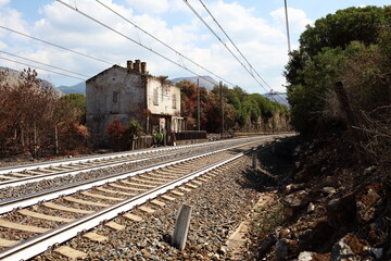 Casello ferroviario abbandonato nei pressi di Fondi Lazio