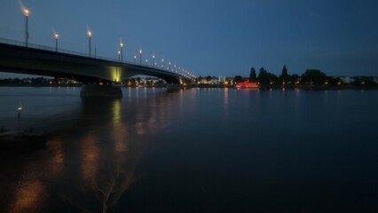 Fototapeta na wymiar Rheinbrücke in Bonn bei Nacht