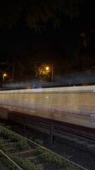 Vorbeifahrende Schnellbahn in Köln