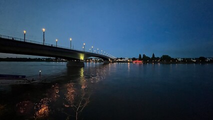 Rheinbrücke in Bonn bei Nacht