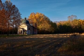 A little church in the autumnal collors