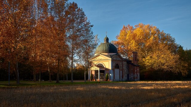 A little church in the autumnal collors