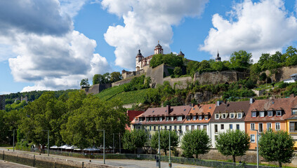 Blick auf die Festung Marienberg in Würzburg von der Alten Mainbrücke, Unterfranken, Franken,...