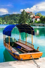 Tafelkleed One of the most beautiful lakes of Europe - lake Bled in Slovenia. traditional wooden boat for the lake trip © Freesurf