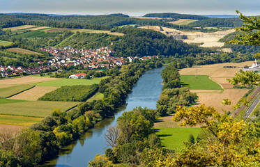  Landschaft und Weinberge zwischen Himmelstadt am Main und Stetten mit Blick in das Maintal,...