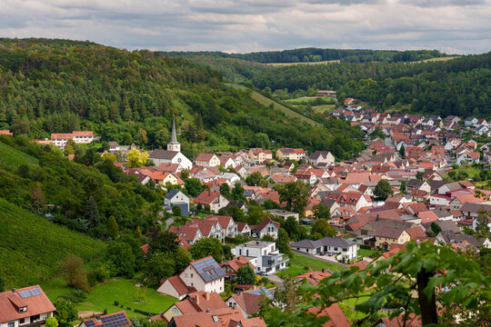 Blick auf das Weindorf Ramsthal und seine Weinberge im Abendlicht, Landkreis Bad Kissingen, Franken, Unterfranken, Bayern, Deutschland