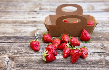 fraises sur bois avec barquette en carton, horizontale