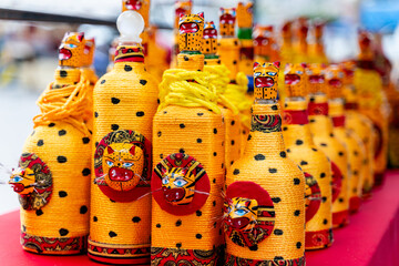 botellas de vidrio adornadas con artesan&iacute;a del estado de guerrero -mexico 