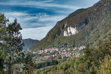Fototapeta na wymiar The town of Cornalba with its rock cliff