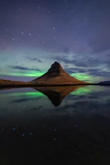 Papier Peint photo autocollant Kirkjufell Polalichter in Island mit pyramiden Berg kirkjufell und Sternenhimmel, Wolken, und Spiegelung.