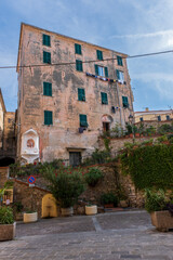 Schöne alte italienische Fassaden mit Wäsche vor dem Fenster