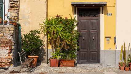 Fototapeta na wymiar Schöne alte italienische Fassaden mit Wäsche vor dem Fenster
