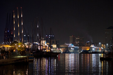 Fototapeta na wymiar Haven bei Nacht mit schönem Lichtspiel
