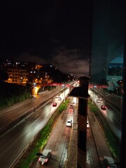 Noche lluviosa y autopista