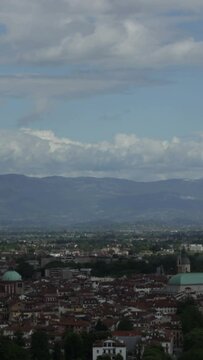 Tima lapse, panorama di Vicenza dalla collina, video verticale