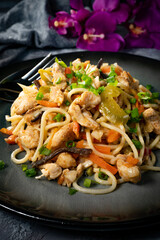 Fried noodles with chicken and vegetables.