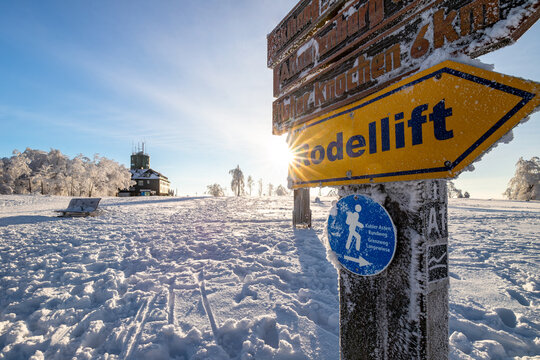 Wegweiser auf dem Kahlen Asten im Winter
