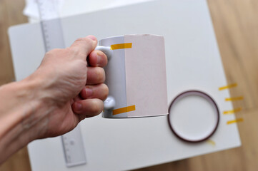 preparação de caneca com fitas e desenho para sublimação 