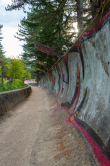  Sarajewo opuszczony olimpijski tor bobslejowy na górze Trebević - obrazy, fototapety, plakaty