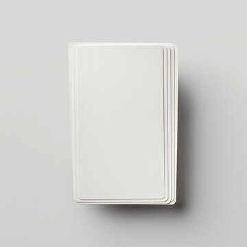 Fotografia de estilo mockup con detalle y textura de varios naipes en blanco, sobre fondo neutro