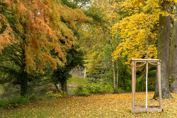 Le paysage joli en automne avec les couleurs vives