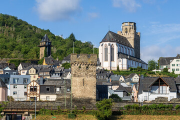 Fototapeta na wymiar Stadtbild von Oberwesel mit der weissen Kirche St. Martin im UNESCO-Welterbe Oberes Mittelrheintal,