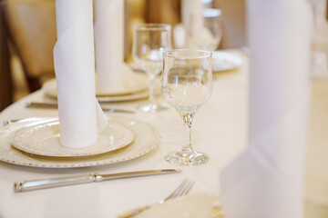 Table setting before the banquet. 