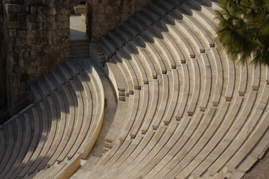 ode&oacute;n de herodes &aacute;tico