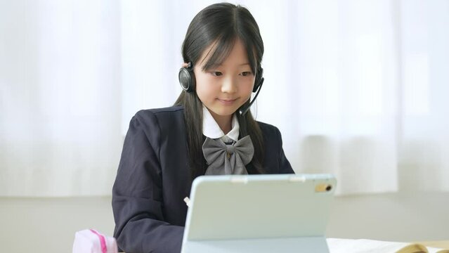 オンラインで勉強をする女の子